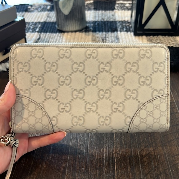 {Guccissima Signature Microguccissima
Bree Zip Around Wallet Off White} - Picture 6 of 13